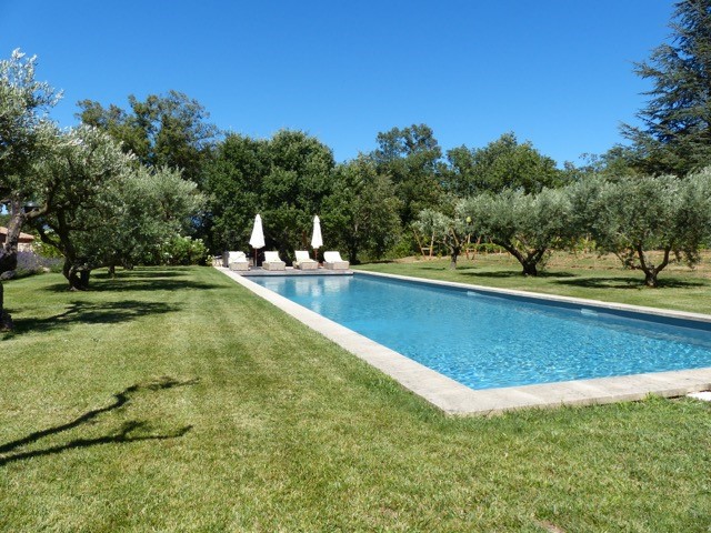 Luberon, very beautiful farmhouse with pool on over 2 hectares of land