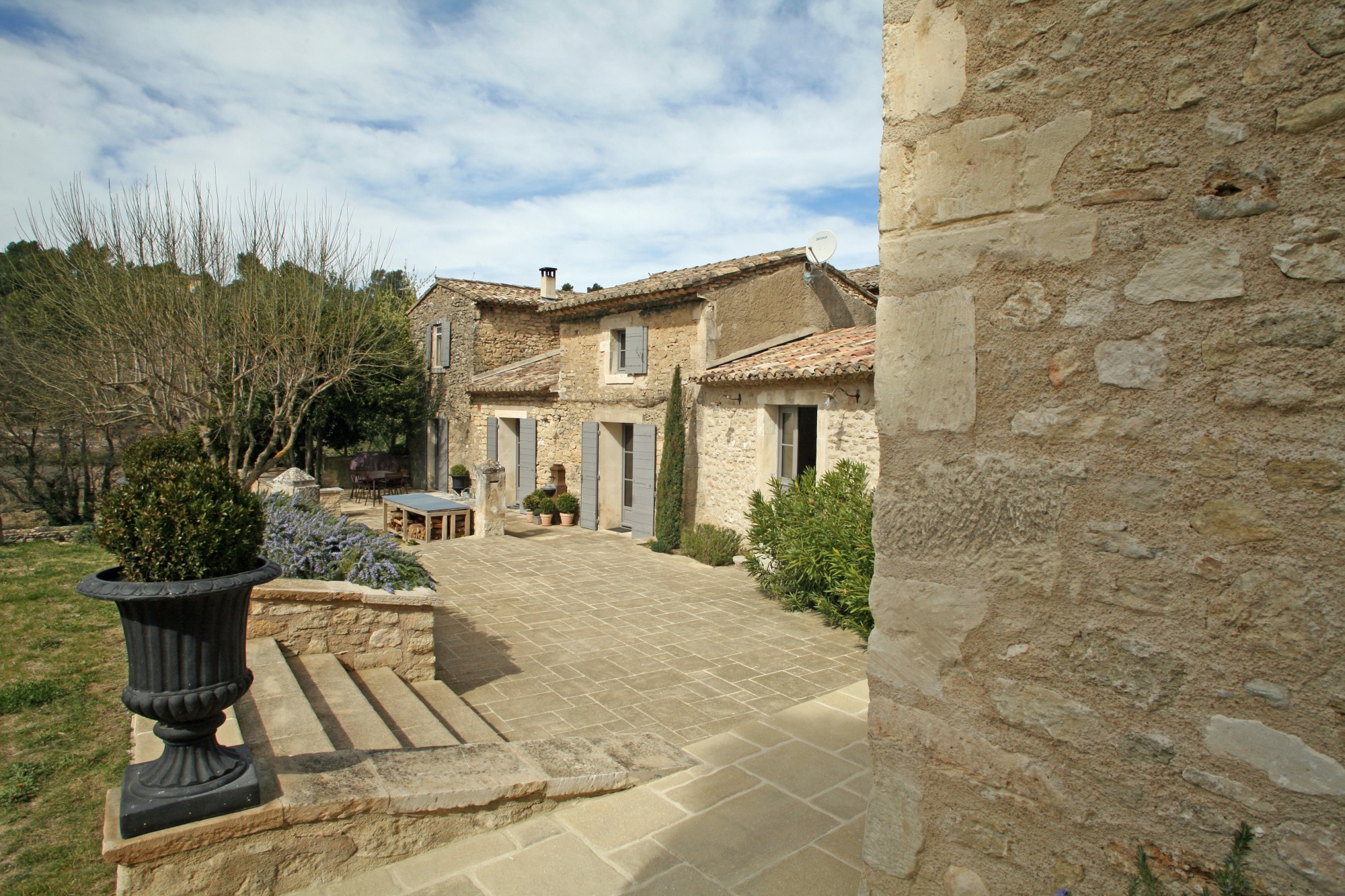 Ménerbes, Pristine stone farmhouse for sale steps from the village with views