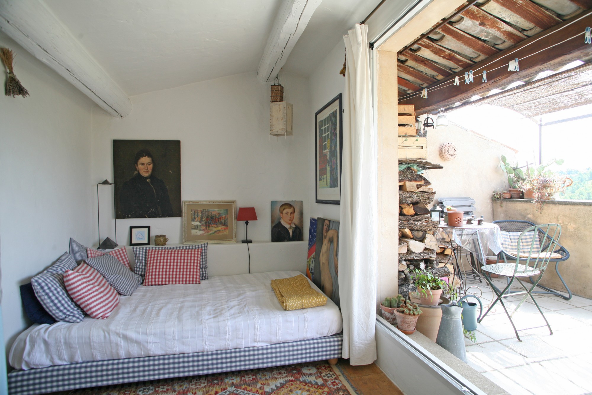 Bonnieux, village house with terrace and view
