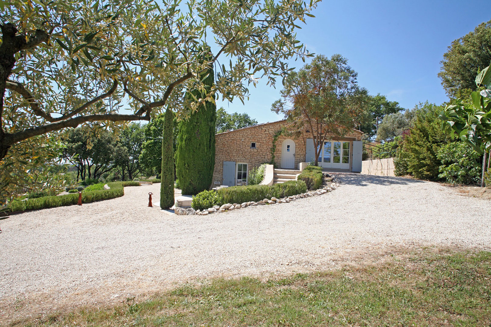 Luberon, stone house with pool and view