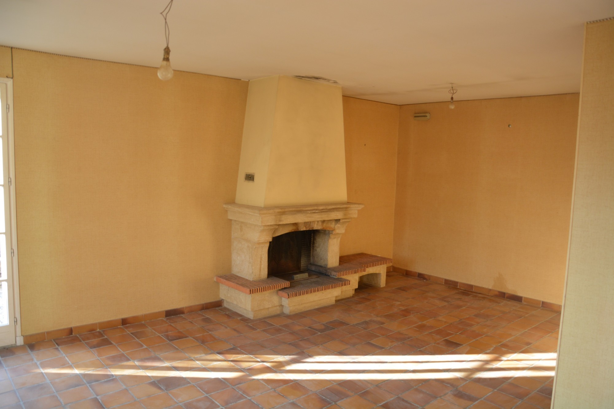 Close to Gordes and Goult, stone house to renovate