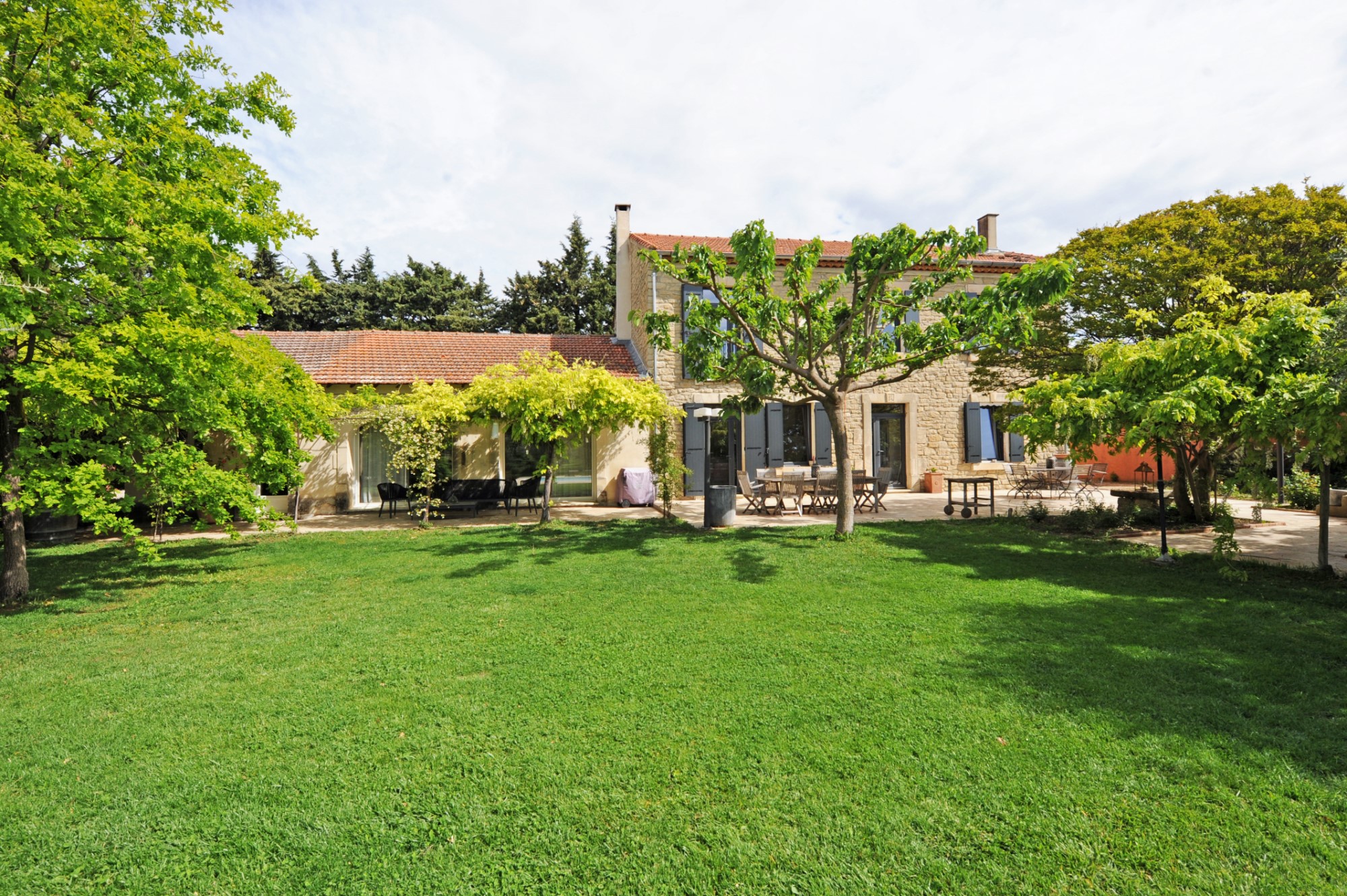 Pernes les Fontaines, Renovated stone farmhouse with pool near a village