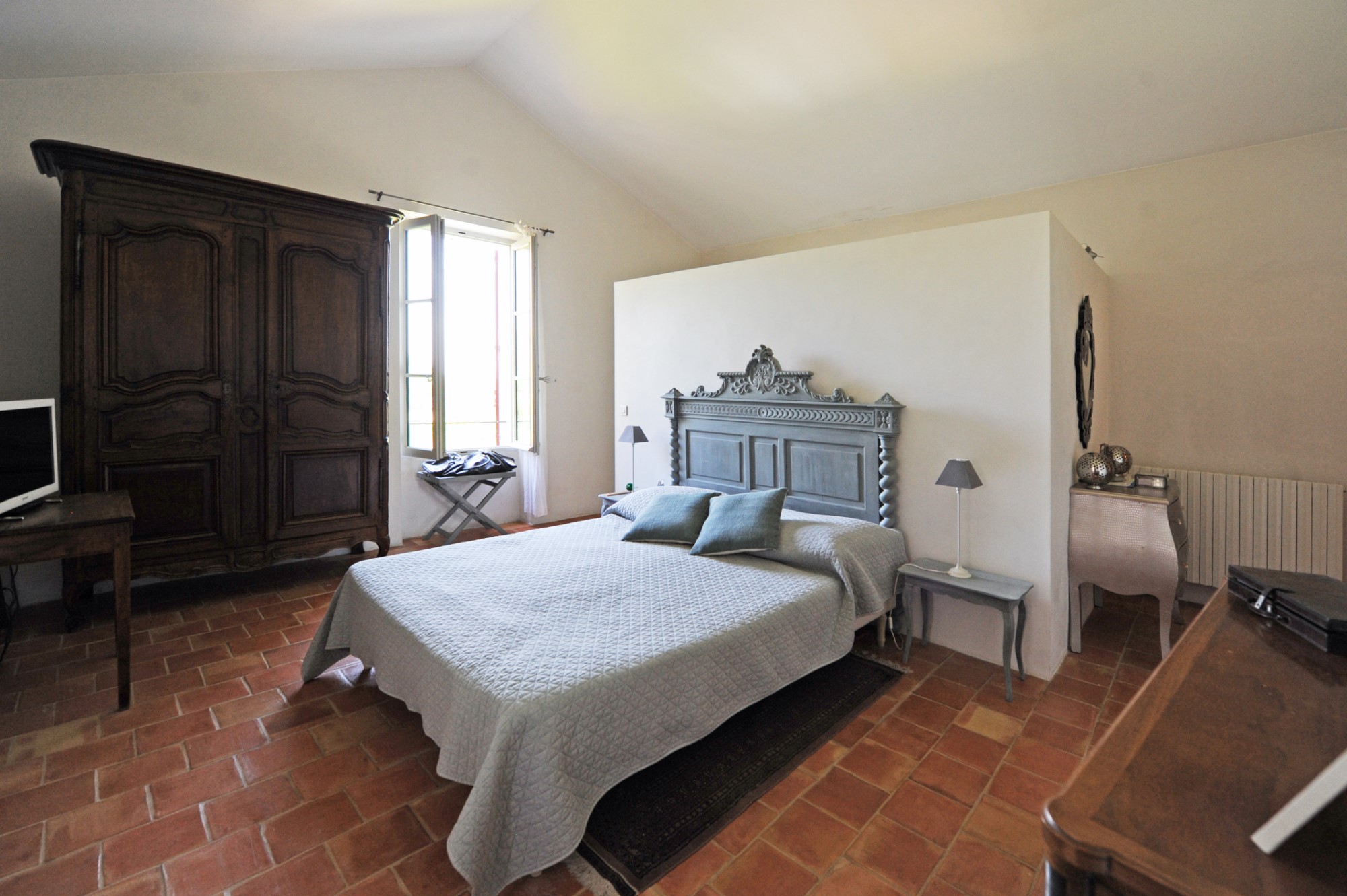 Ménerbes: charming renovated farmhouse on 1 hectare