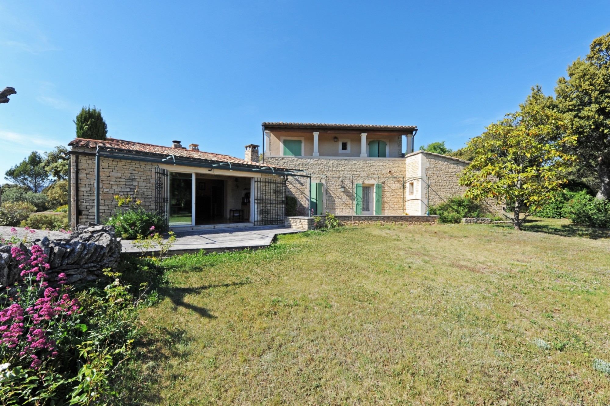 Gordes: family property in the heart of 2,5 hectares