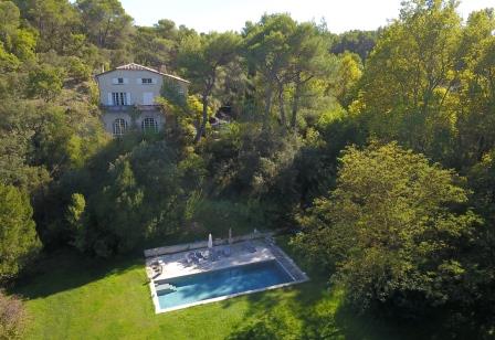 A few steps away from Fontaine-de-Vaucluse and near the golf of Saumane, magnificent bastide in the Art Deco style