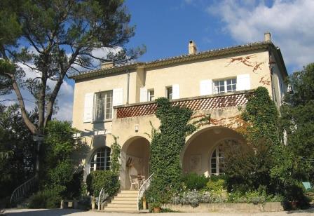 A few steps away from Fontaine-de-Vaucluse and near the golf of Saumane, magnificent bastide in the Art Deco style
