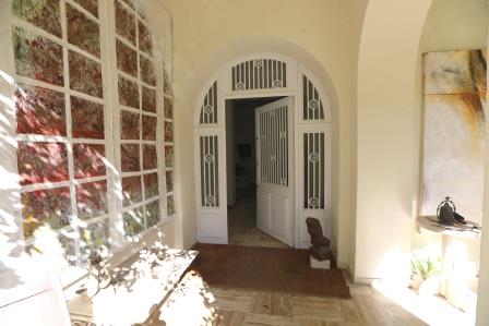 A few steps away from Fontaine-de-Vaucluse and near the golf of Saumane, magnificent bastide in the Art Deco style