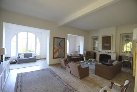 A few steps away from Fontaine-de-Vaucluse and near the golf of Saumane, magnificent bastide in the Art Deco style