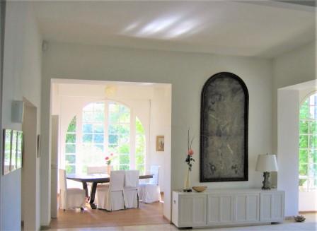 A few steps away from Fontaine-de-Vaucluse and near the golf of Saumane, magnificent bastide in the Art Deco style