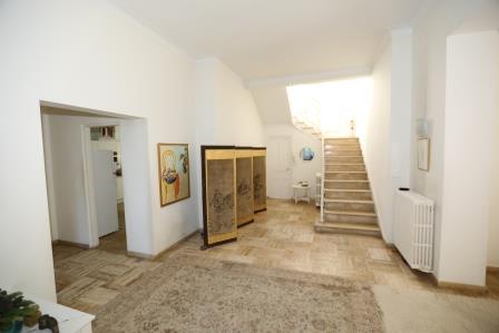 A few steps away from Fontaine-de-Vaucluse and near the golf of Saumane, magnificent bastide in the Art Deco style