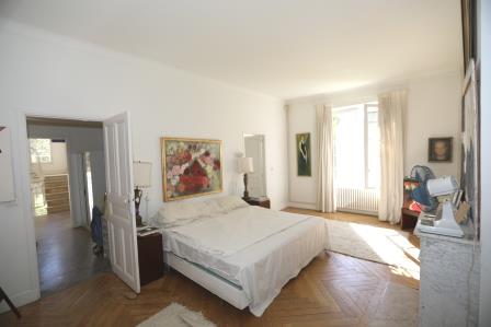 A few steps away from Fontaine-de-Vaucluse and near the golf of Saumane, magnificent bastide in the Art Deco style