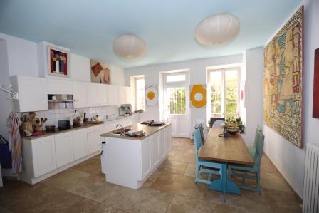 A few steps away from Fontaine-de-Vaucluse and near the golf of Saumane, magnificent bastide in the Art Deco style