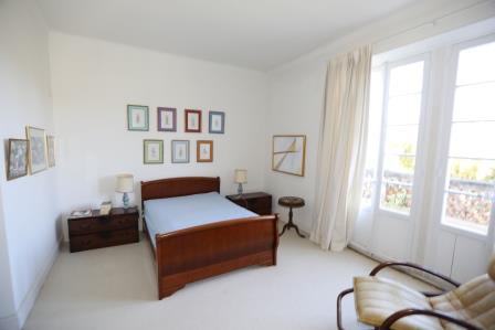 A few steps away from Fontaine-de-Vaucluse and near the golf of Saumane, magnificent bastide in the Art Deco style