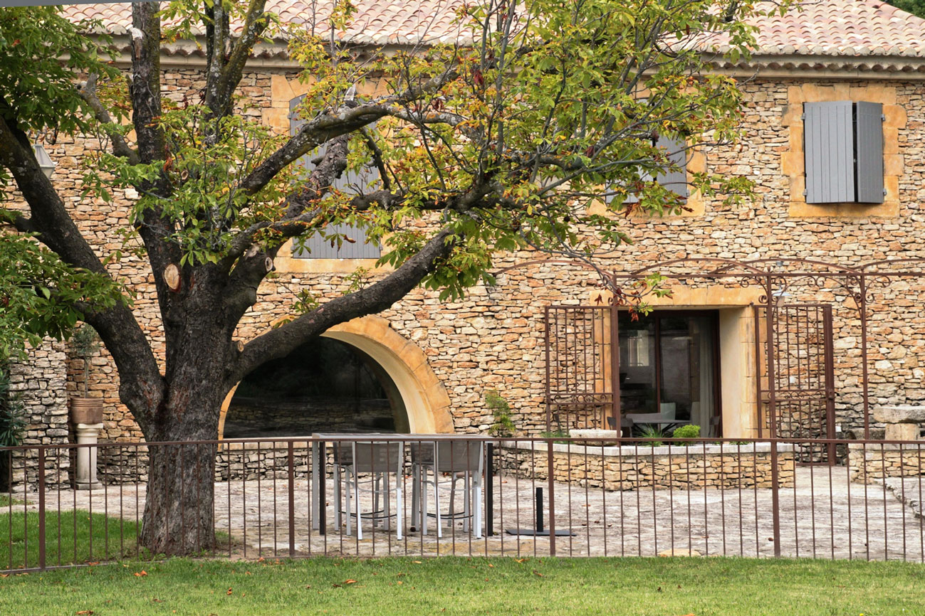 Authentic 18th century Mas in stone with outbuildings and swimming pool