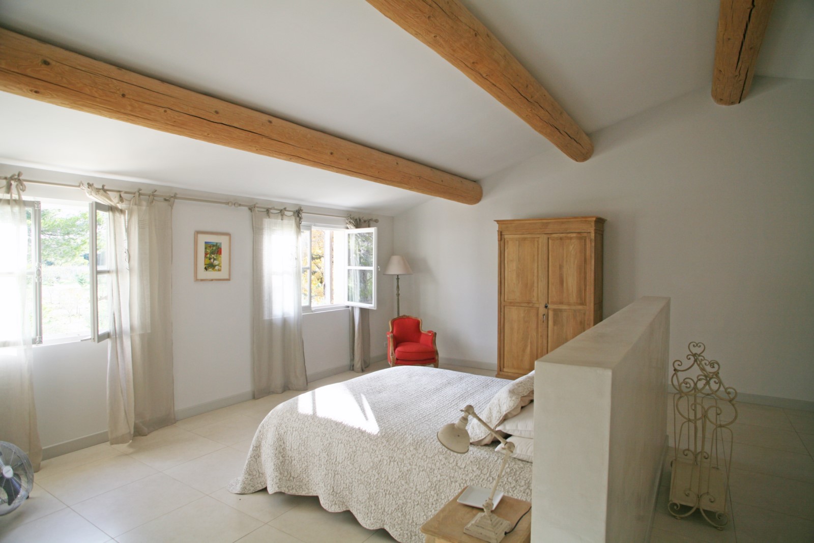 Superb house with generous volumes in walking distance to the village