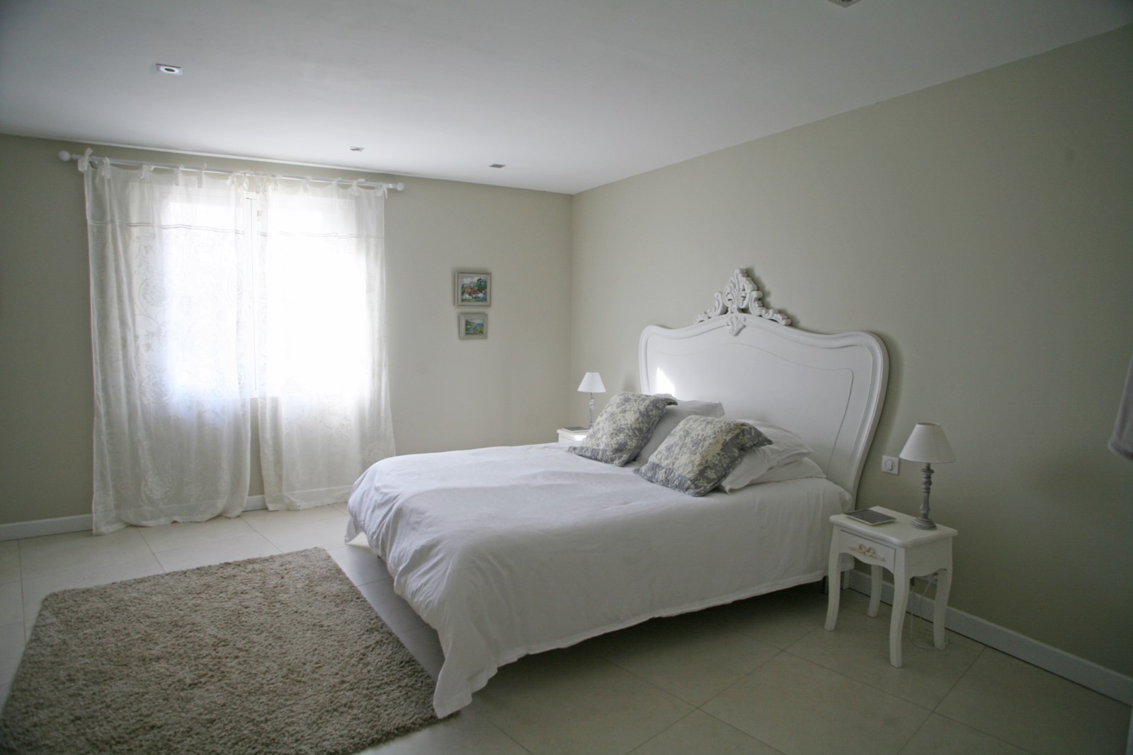 Superb house with generous volumes in walking distance to the village