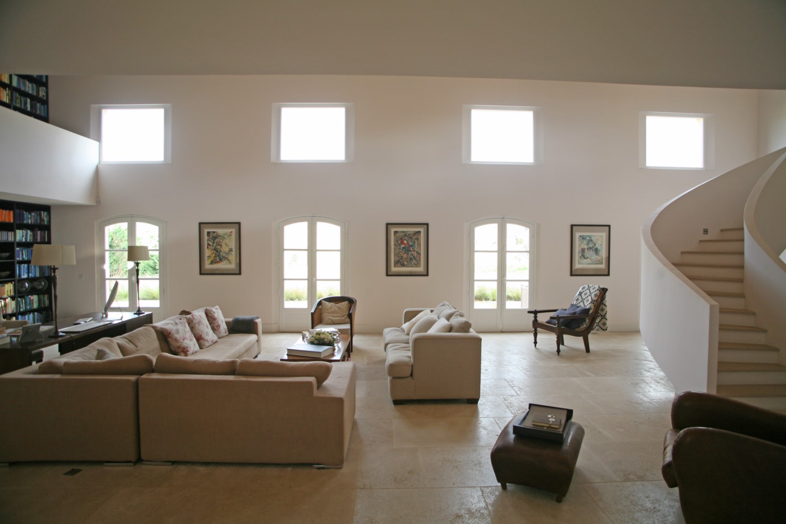 Superb house with generous volumes in walking distance to the village