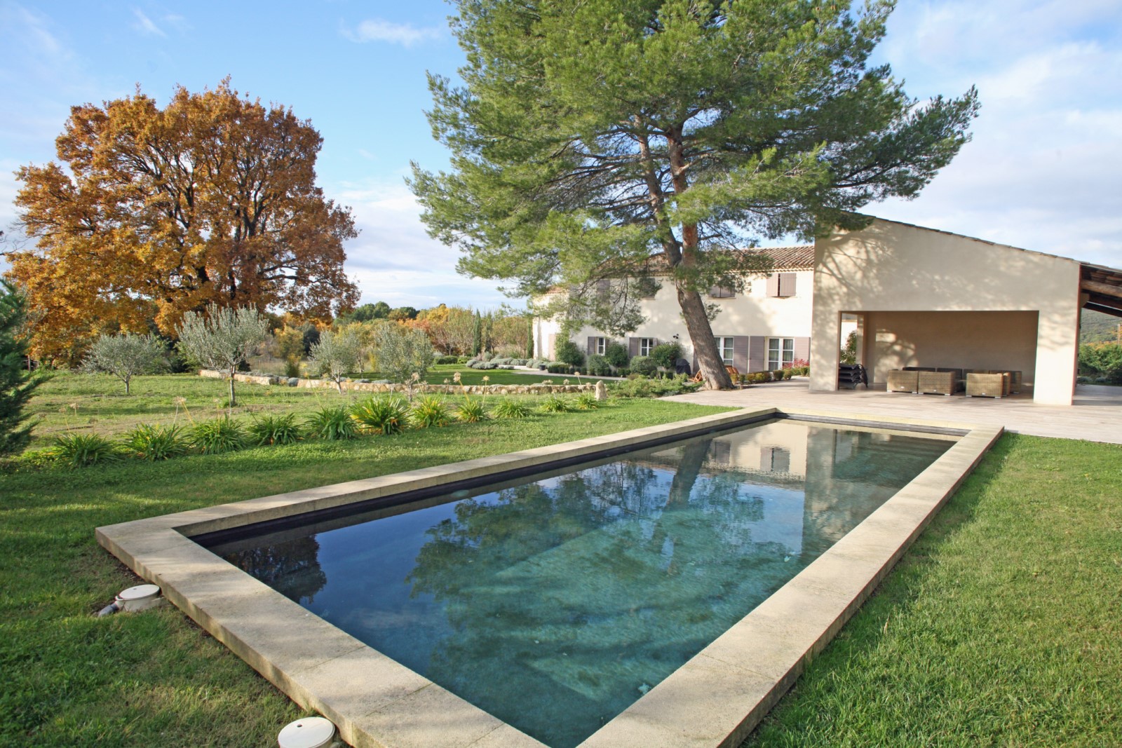 Superb house with generous volumes in walking distance to the village