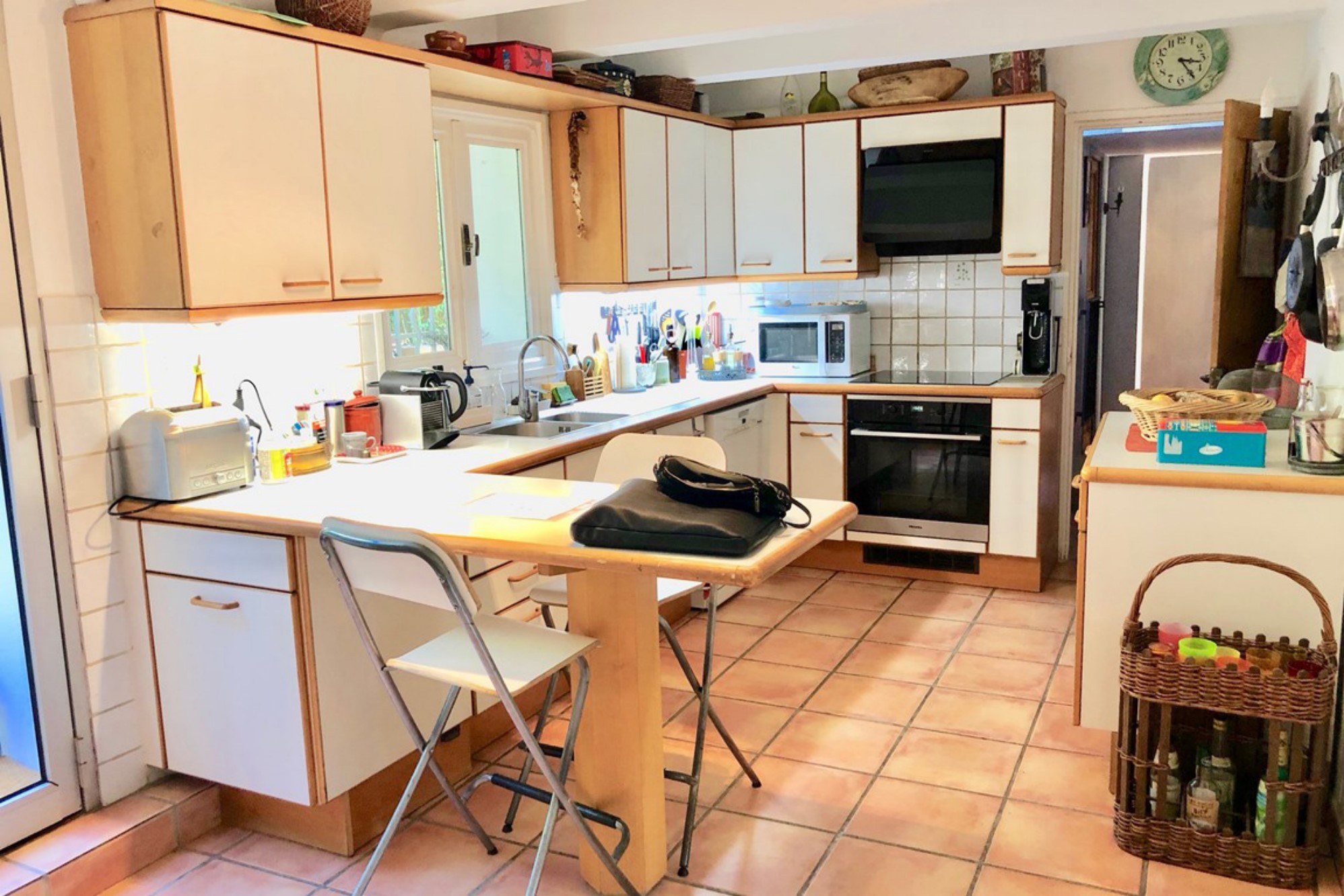 Luberon - Pretty town house with swimming pool, outbuilding and garden 