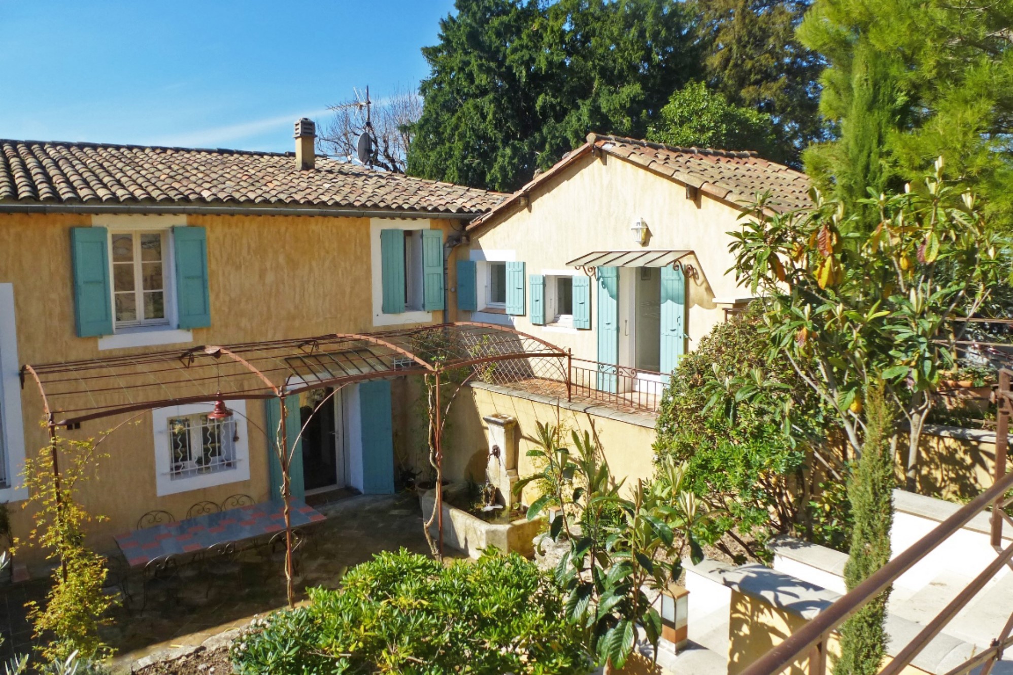 Luberon - Pretty town house with swimming pool, outbuilding and garden 