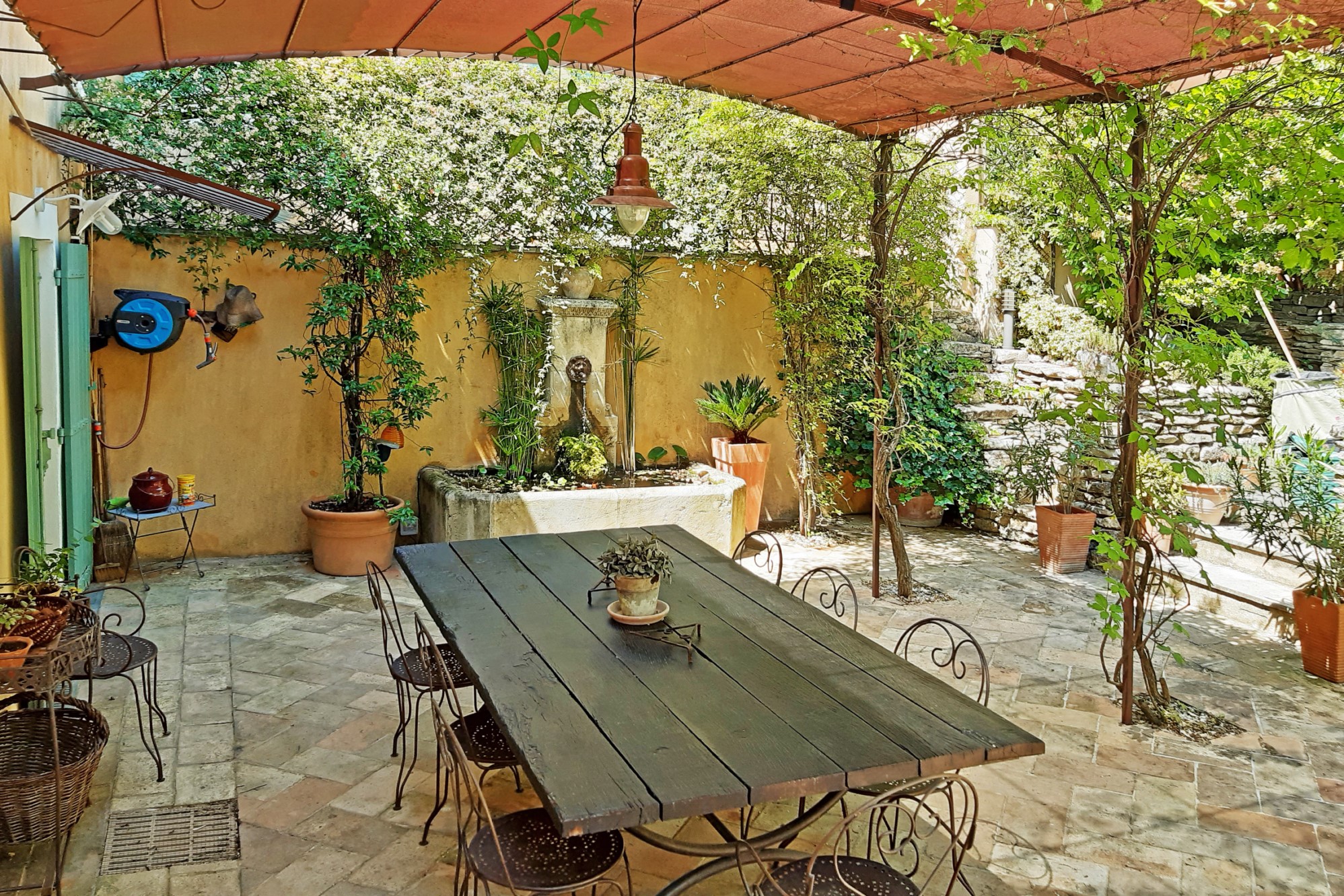 Luberon - Pretty town house with swimming pool, outbuilding and garden 