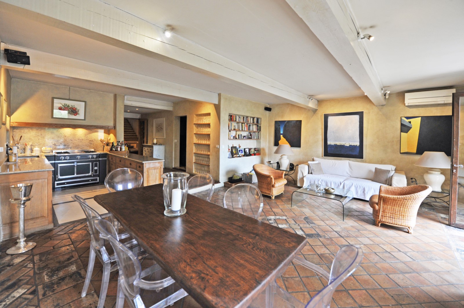 Bonnieux: stunning village house with garden