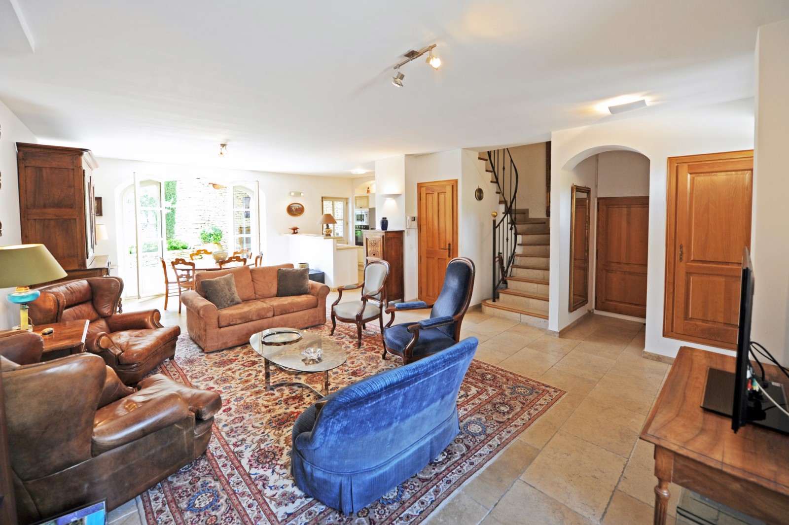 Charming house with pool in the village of Gordes