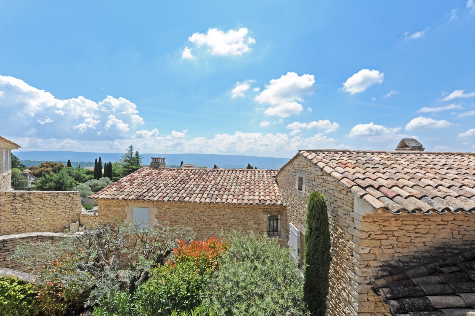 Charming house with pool in the village of Gordes