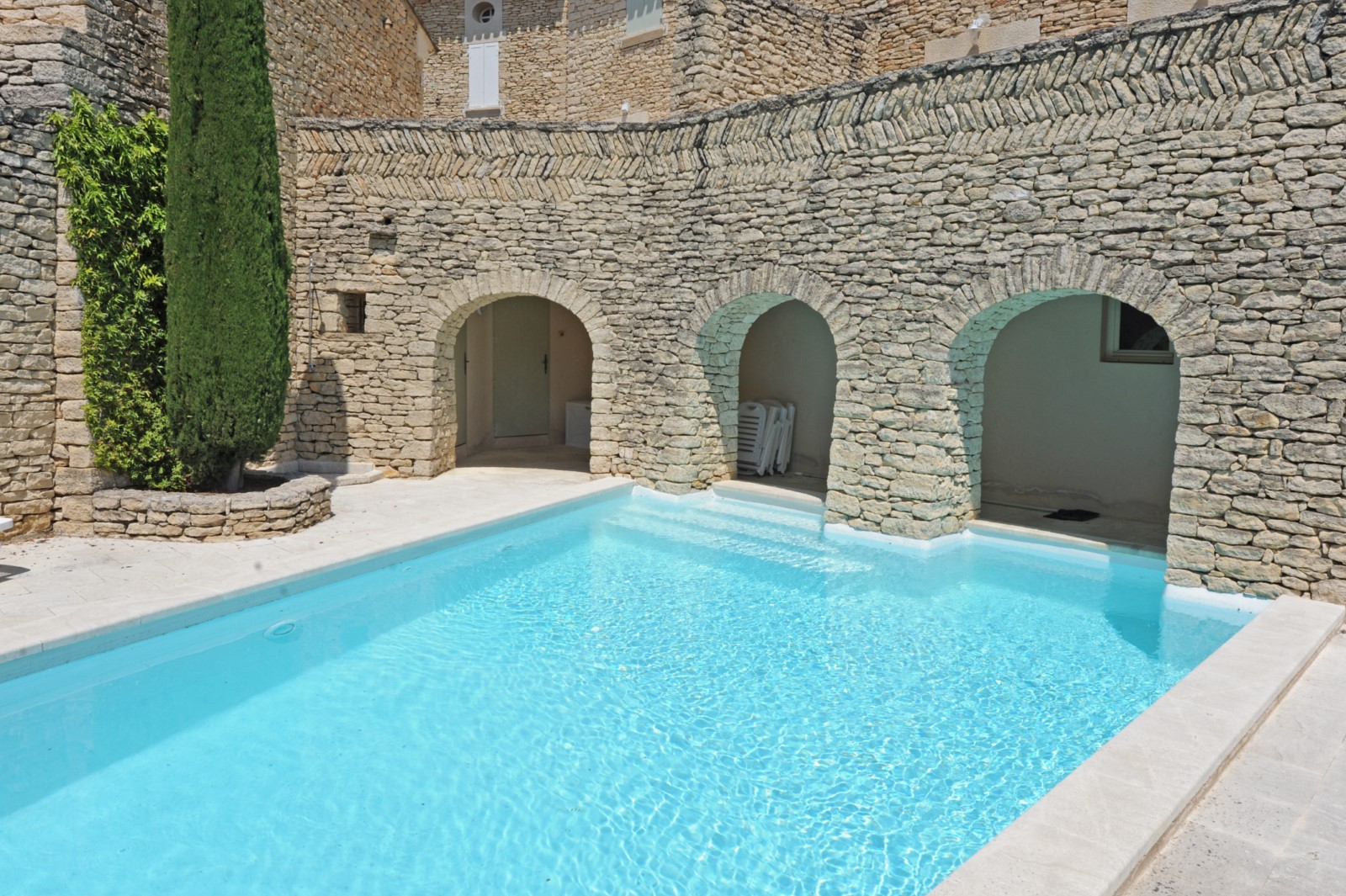 Charming house with pool in the village of Gordes