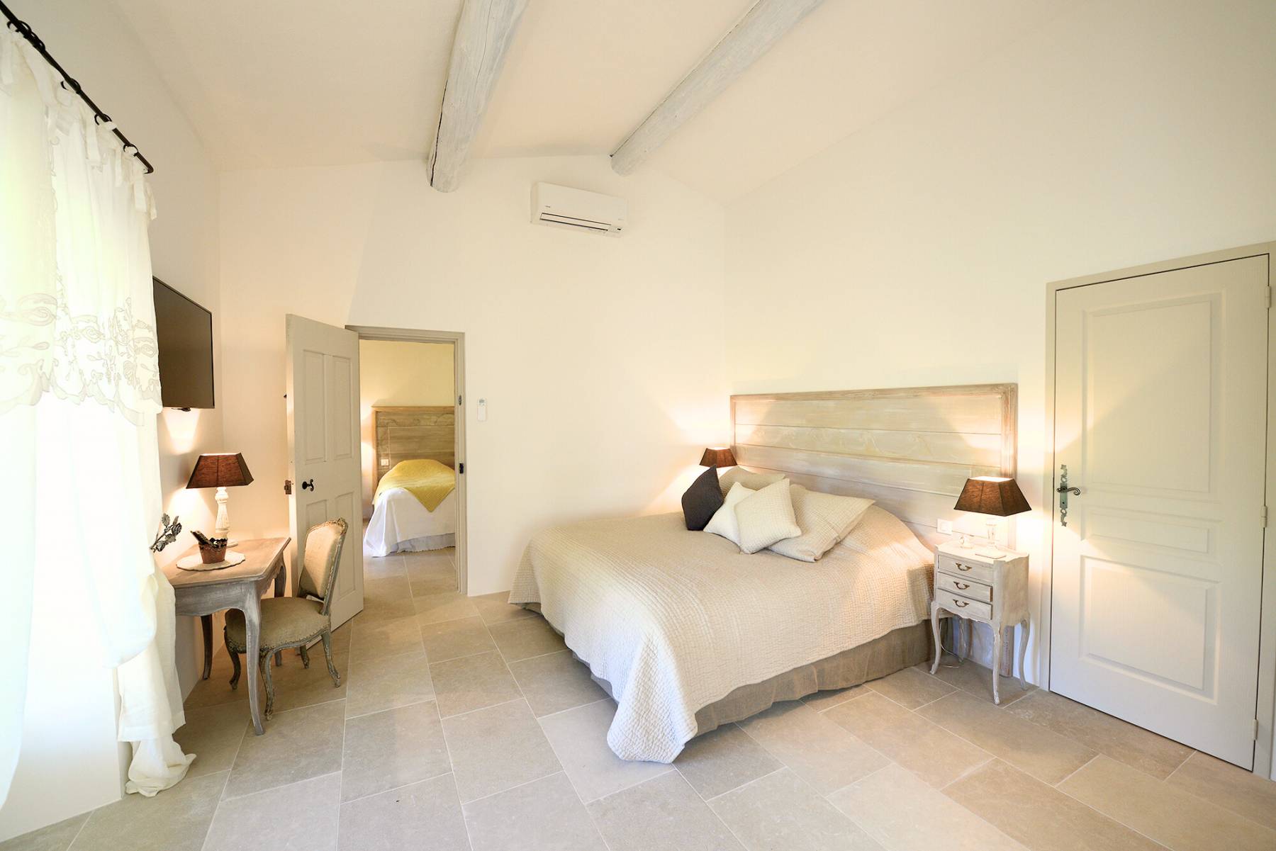Stunning Estate rental in Gordes in a Mediterranean park with pool and multisport court