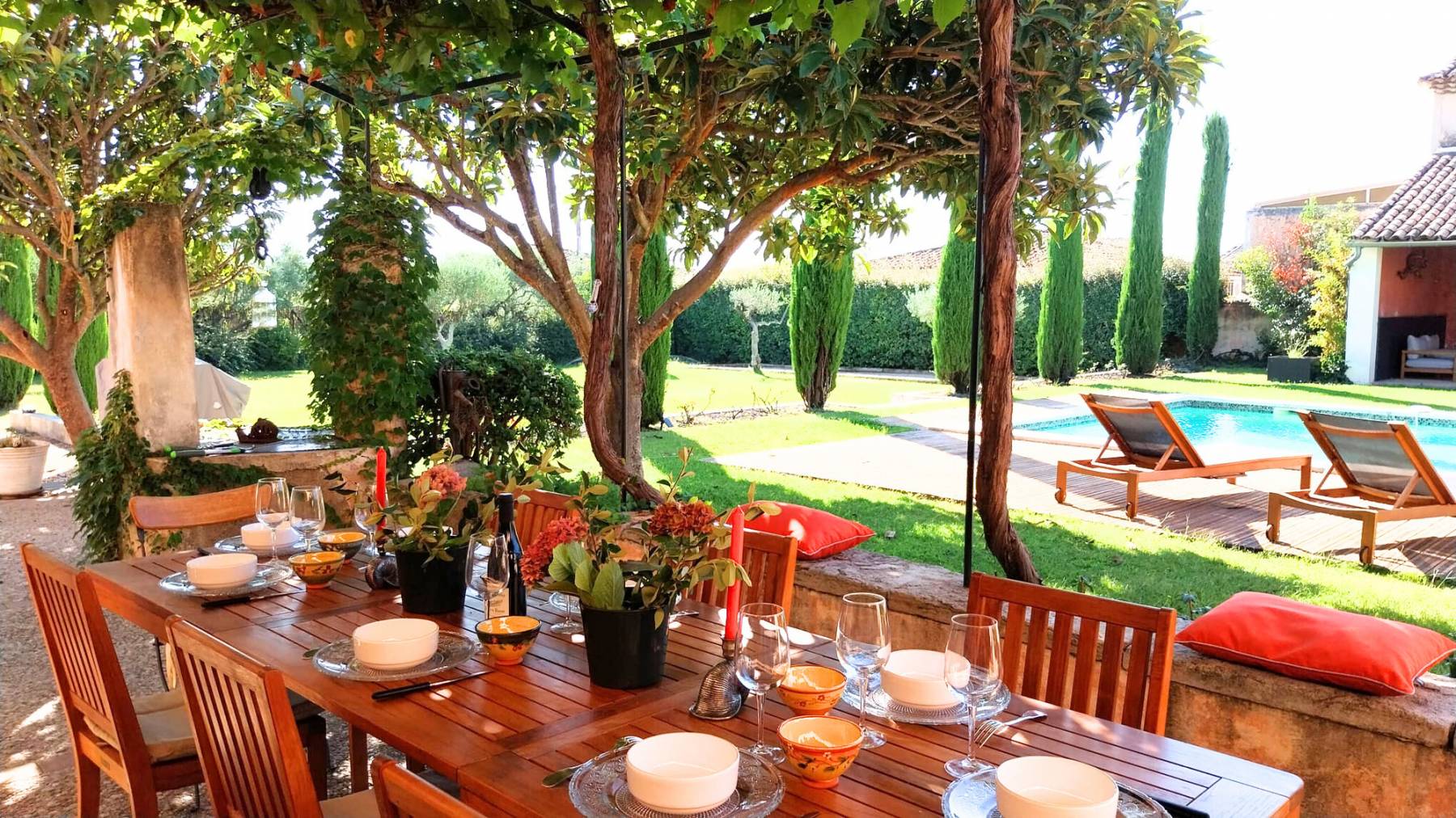 rent a charming Provençal Mas with pool in the heart of Aubignan, close to the Dentelles de Montmirail, Mont Ventoux, and Vineyards