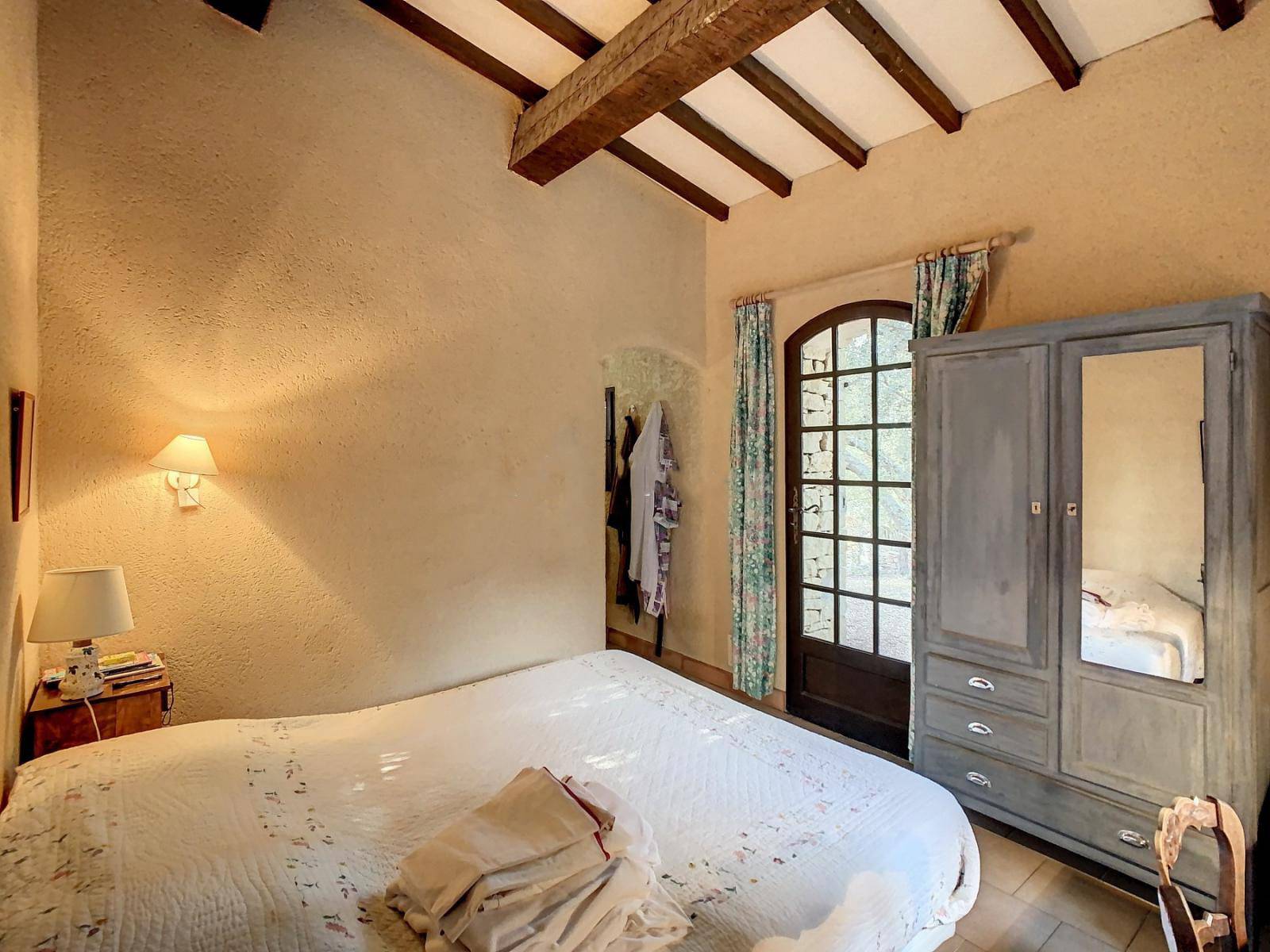 STONE HOUSE WITH SWIMMING POOL CLOSE TO THE VILLAGE OF GORDES