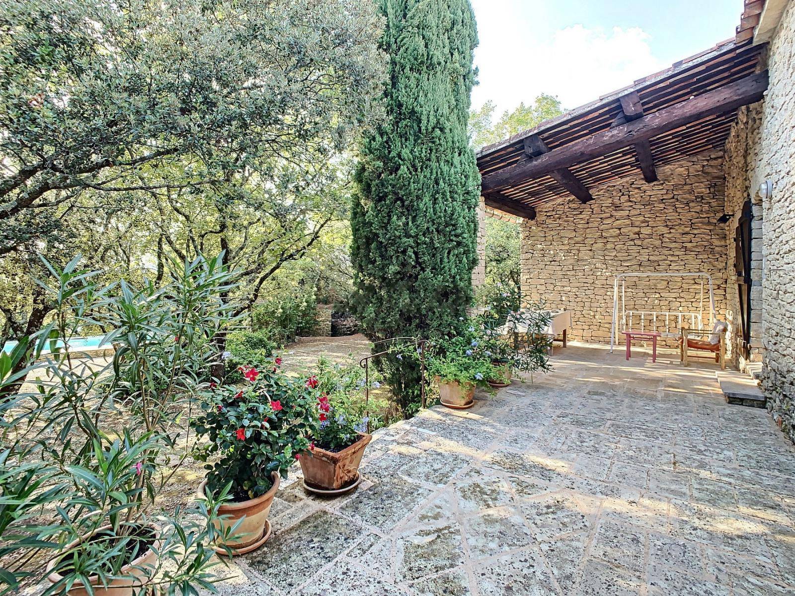 STONE HOUSE WITH SWIMMING POOL CLOSE TO THE VILLAGE OF GORDES