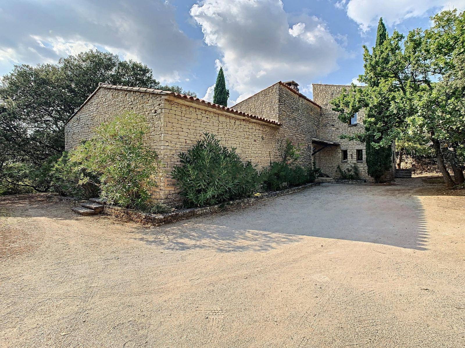 STONE HOUSE WITH SWIMMING POOL CLOSE TO THE VILLAGE OF GORDES