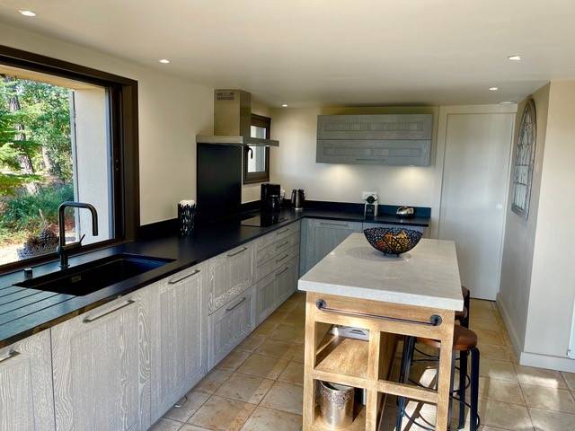 Panoramic view for this single storey villa for rent in Roussillon in the Luberon