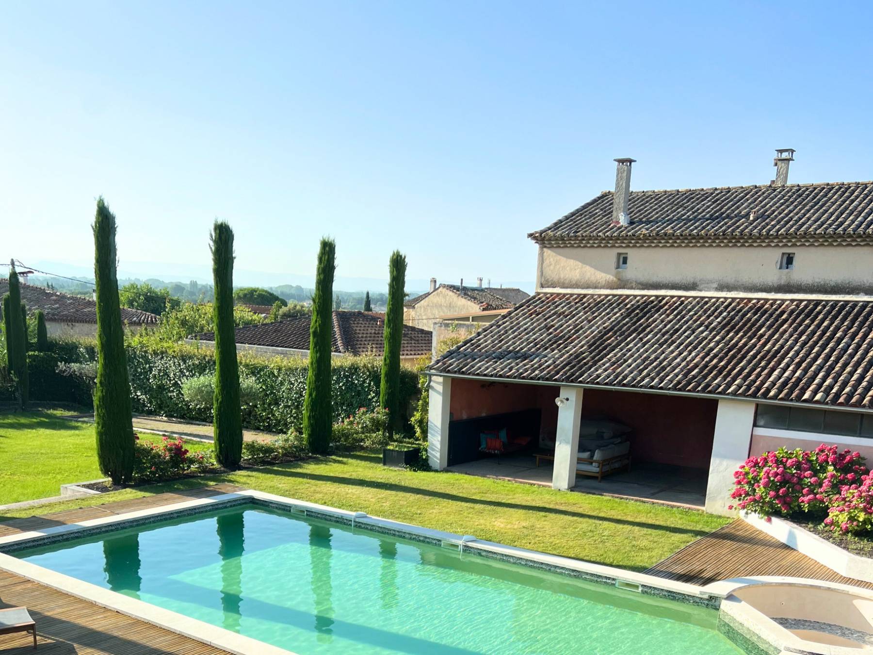 rent a charming Provençal Mas with pool in the heart of Aubignan, close to the Dentelles de Montmirail, Mont Ventoux, and Vineyards