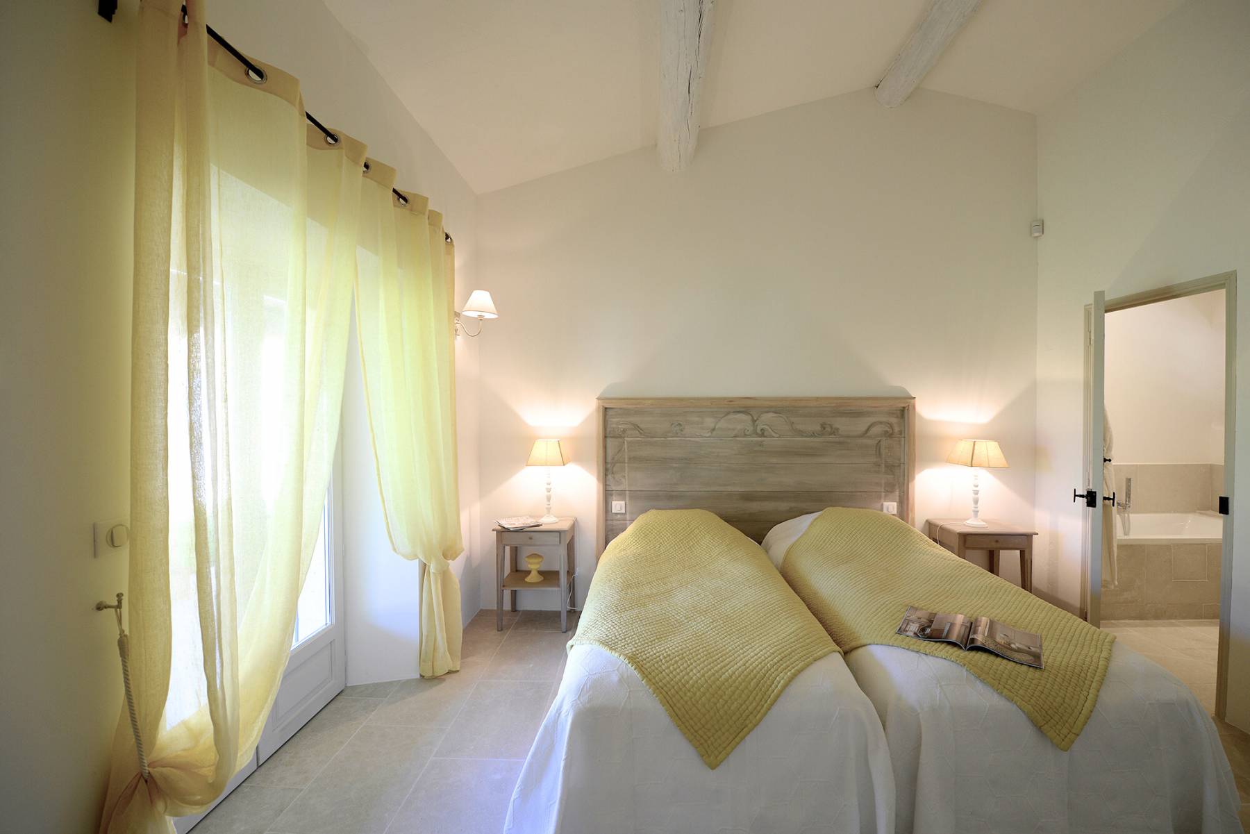 Stunning Estate rental in Gordes in a Mediterranean park with pool and multisport court