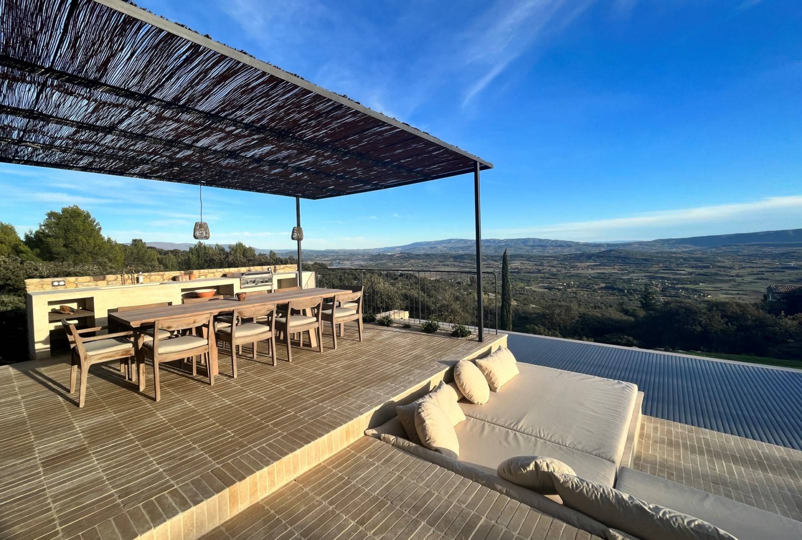 Cuisine d'été avec vue sur le Luberon