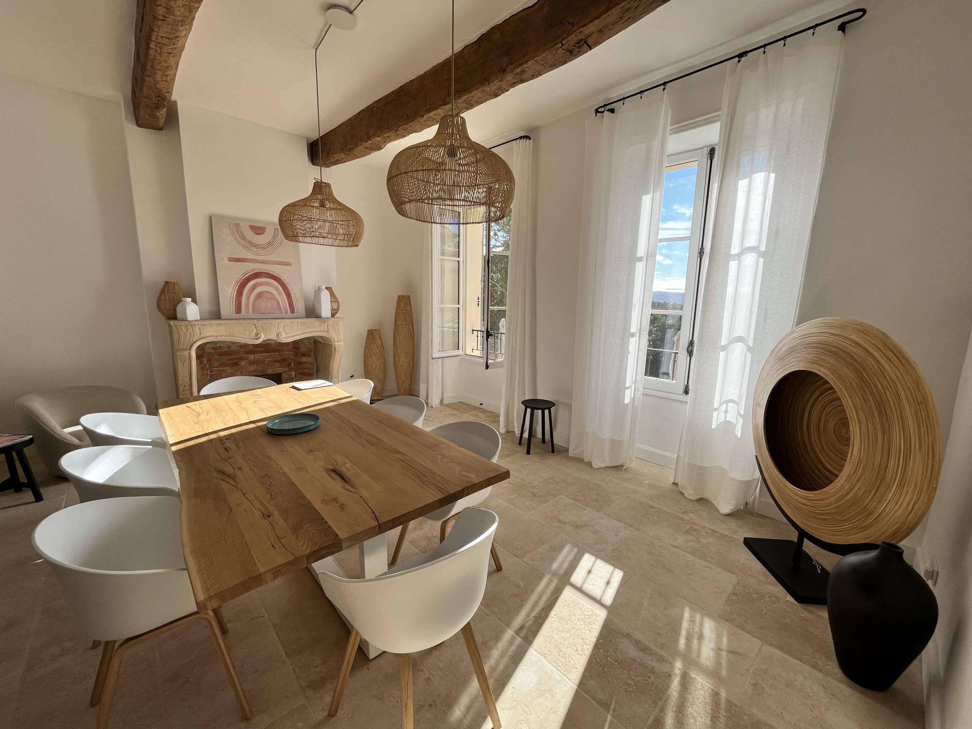 Beautiful mansion dating from the XVIIIth century entirely renovated with landscaped garden and heated swimming pool.