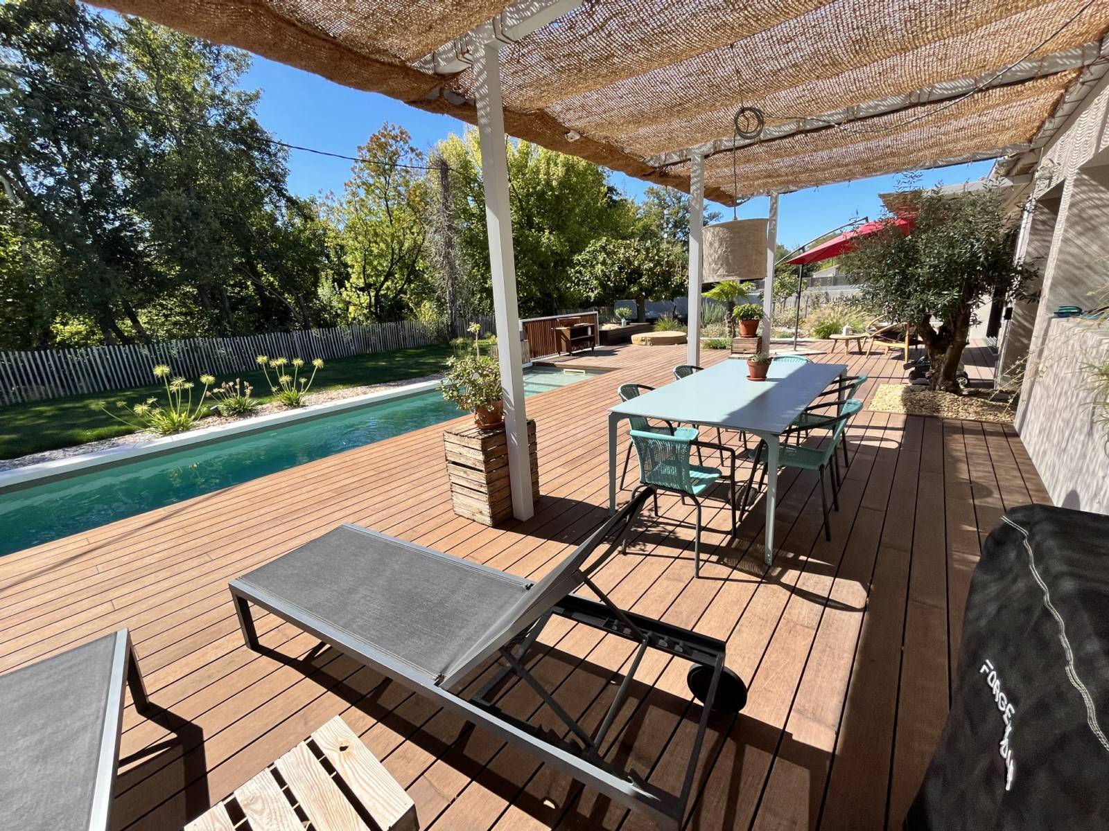 Terrasse en bois avec bains de soleil