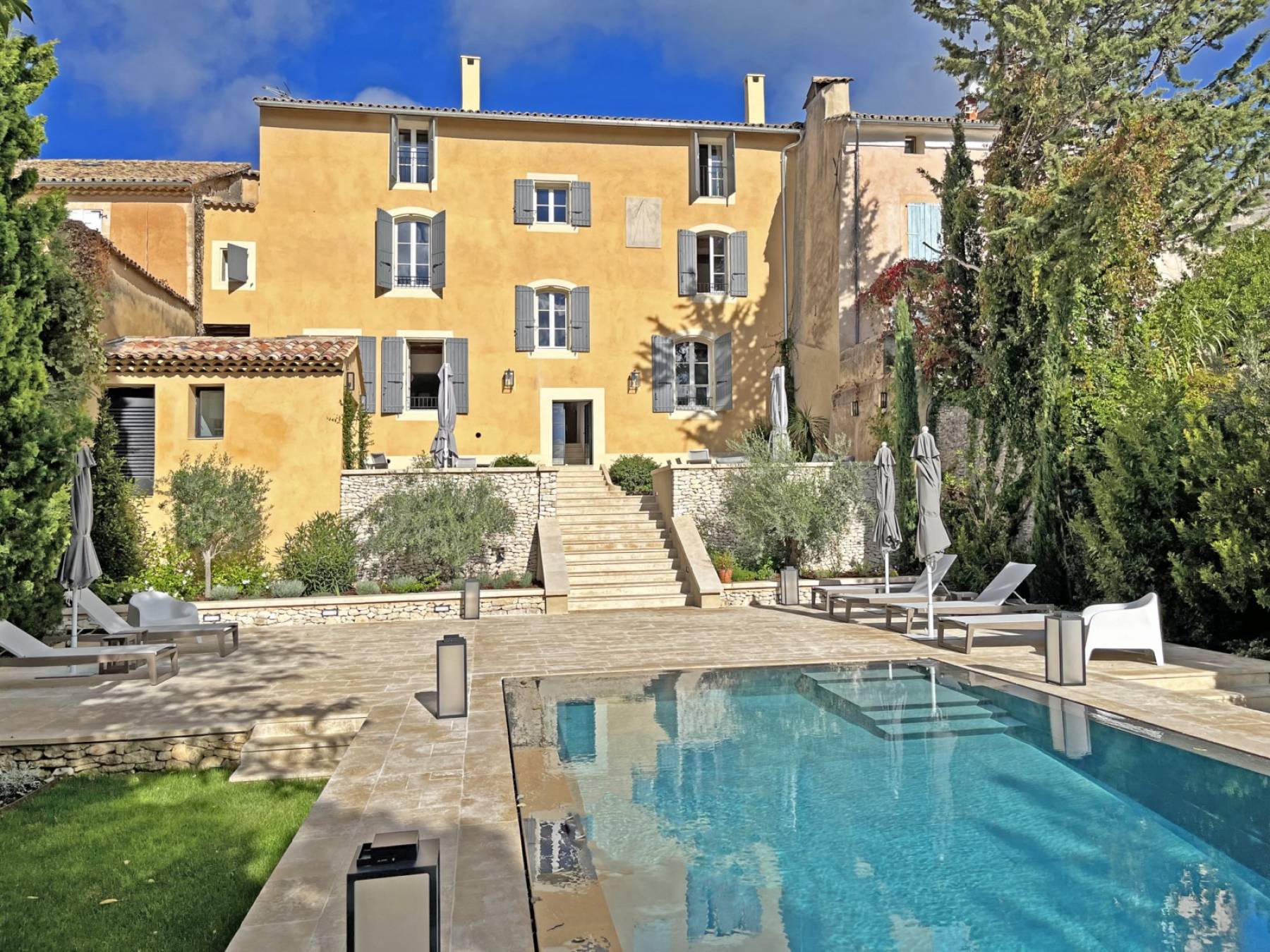 Beautiful mansion dating from the XVIIIth century entirely renovated with landscaped garden and heated swimming pool.