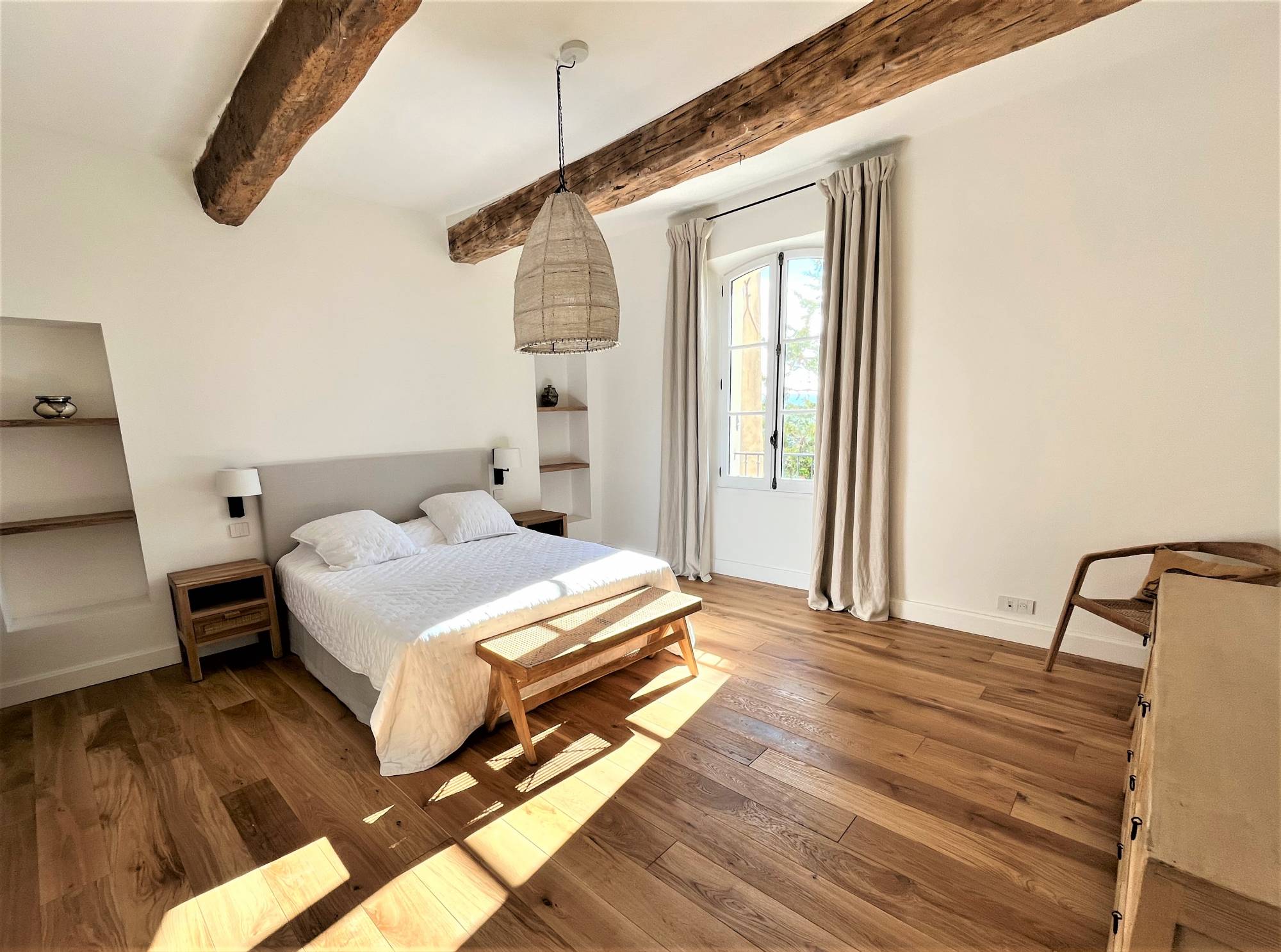 Beautiful mansion dating from the XVIIIth century entirely renovated with landscaped garden and heated swimming pool.