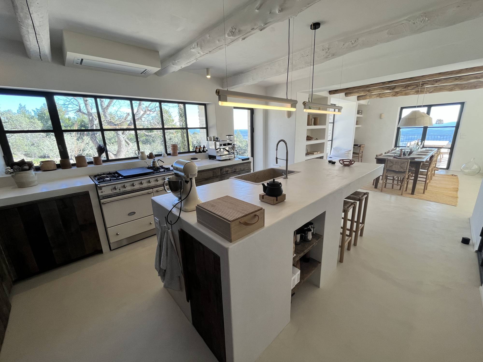 Cuisine ouverte dans propriété avec piscine à Gordes