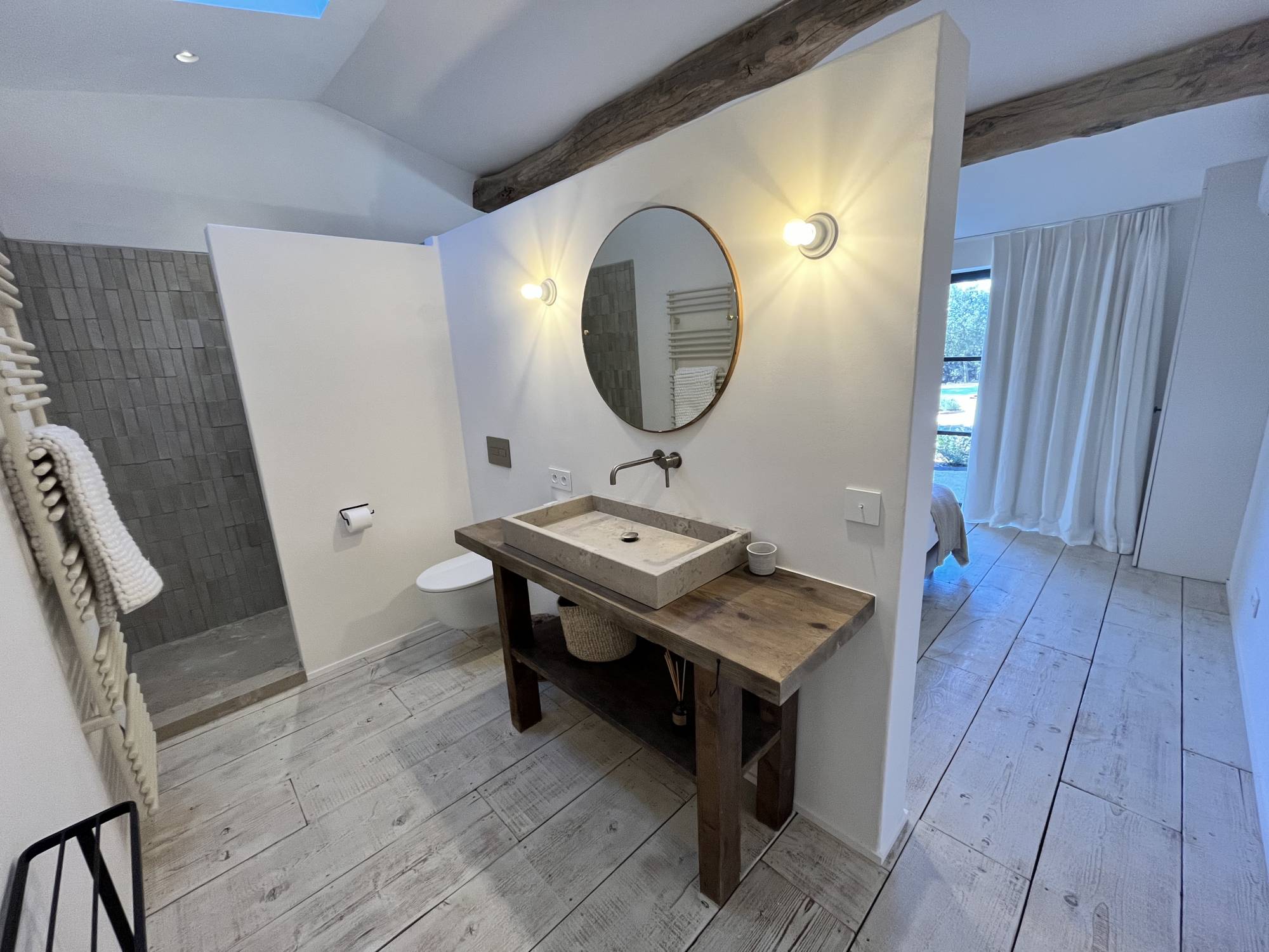 Superb property located in Gordes with landscaped garden, heated pool and breathtaking view of the Luberon