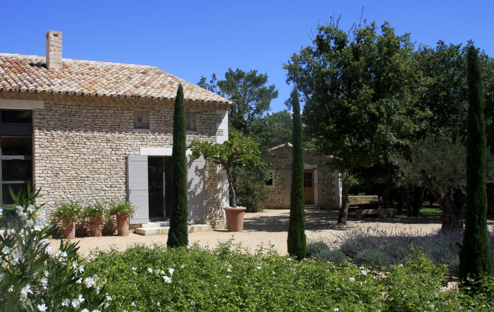 To rent for a summer in Luberon, spendid stone farmhouse in a park of 1 hectare with swimming pool