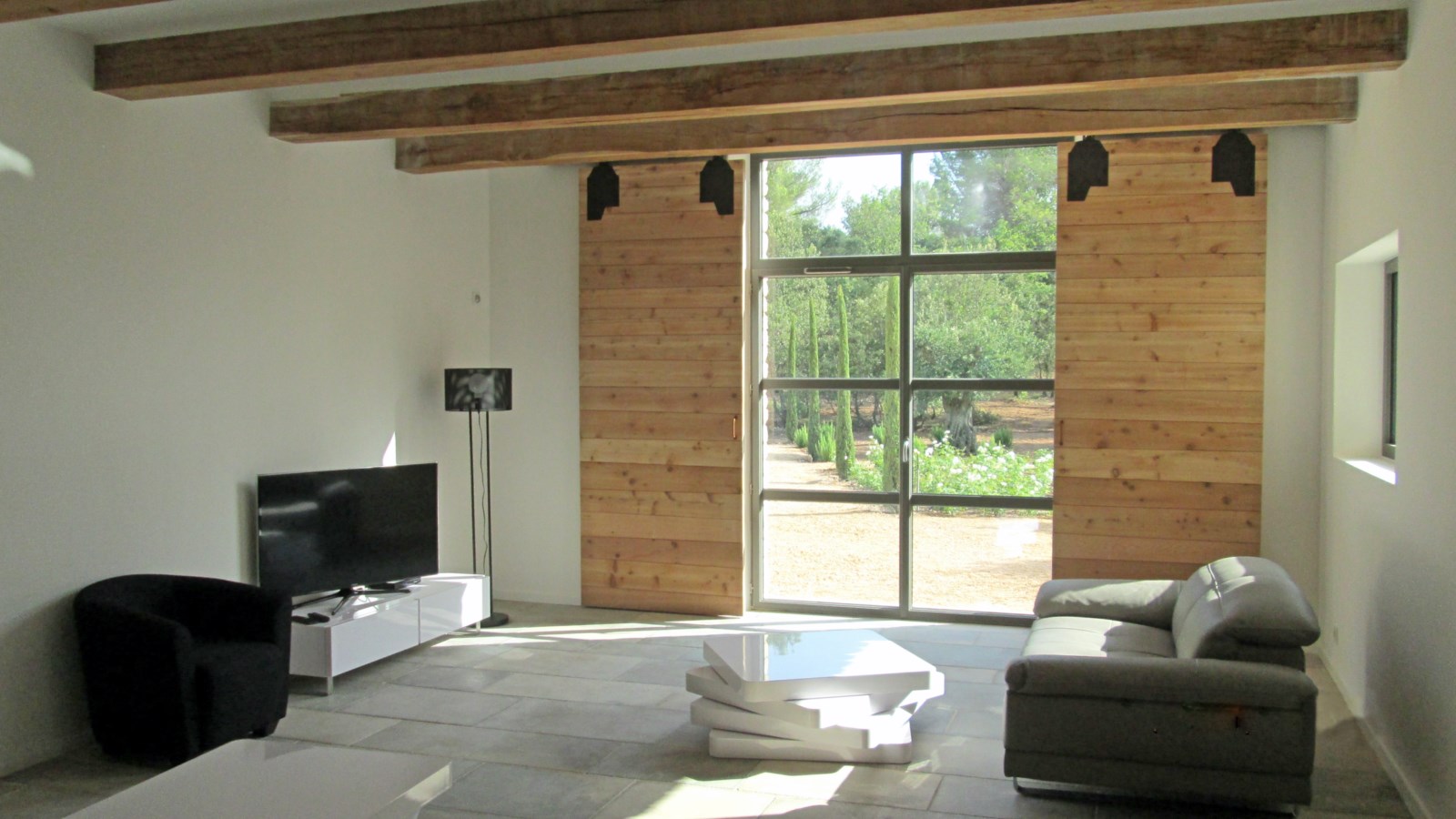 To rent for a summer in Luberon, spendid stone farmhouse in a park of 1 hectare with swimming pool