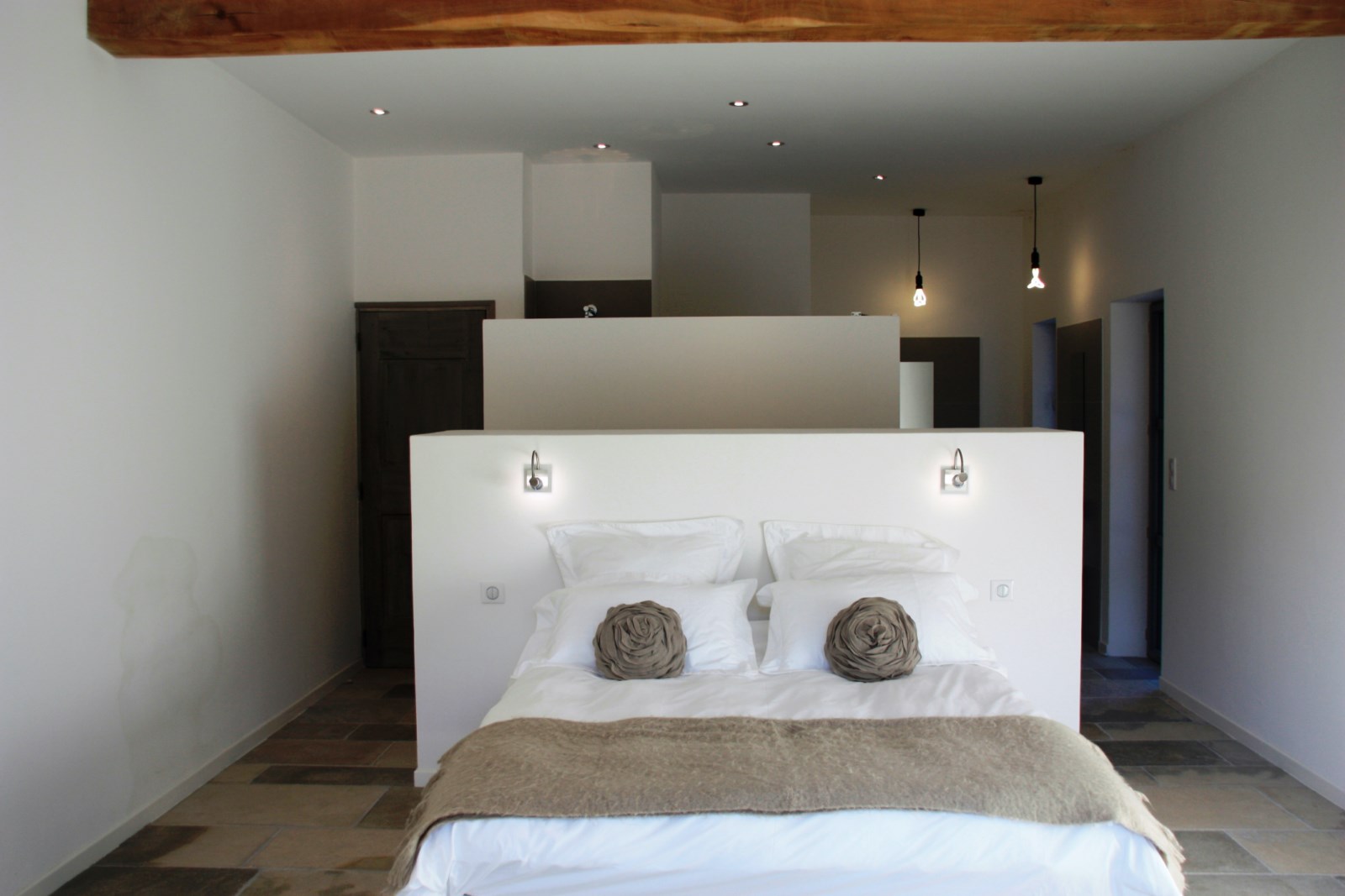 To rent for a summer in Luberon, spendid stone farmhouse in a park of 1 hectare with swimming pool