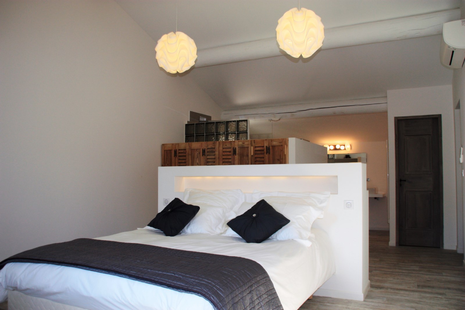 To rent for a summer in Luberon, spendid stone farmhouse in a park of 1 hectare with swimming pool