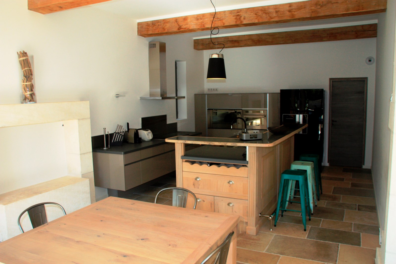 To rent for a summer in Luberon, spendid stone farmhouse in a park of 1 hectare with swimming pool