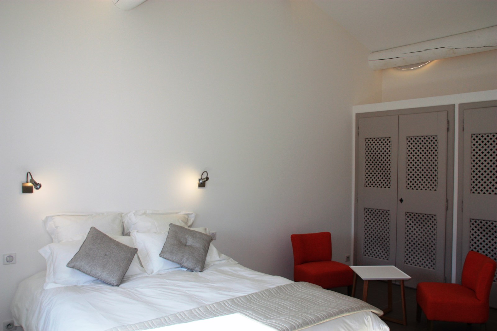 To rent for a summer in Luberon, spendid stone farmhouse in a park of 1 hectare with swimming pool